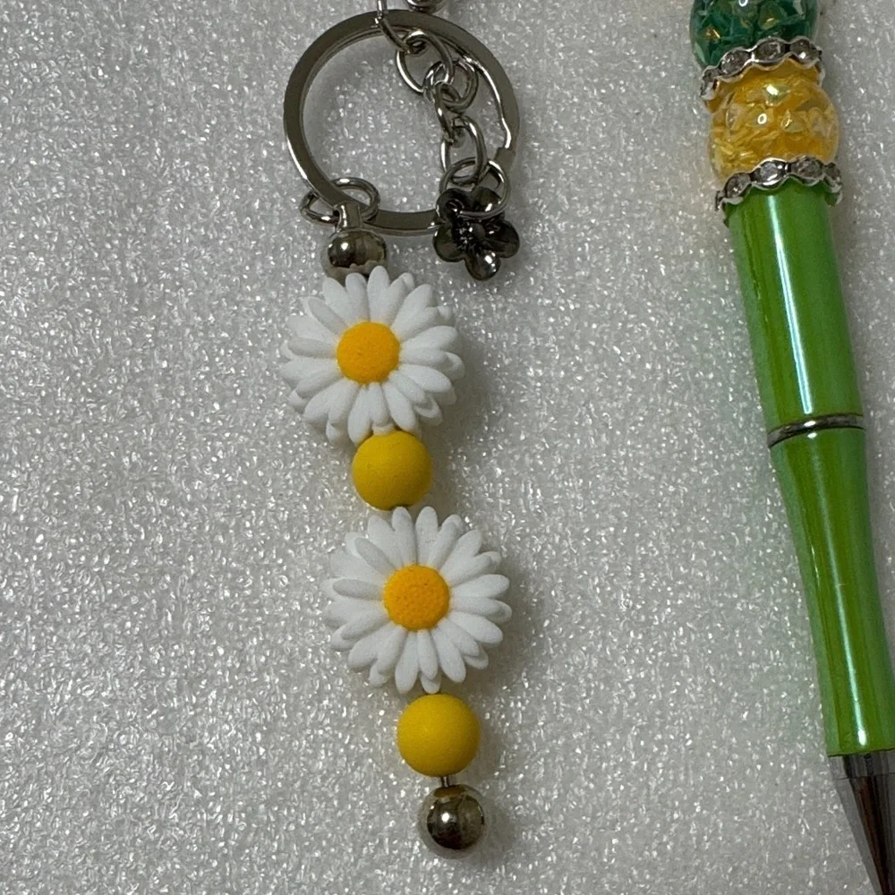 🌼 Daisy Charm Keychain & Beaded Pen Set – 4 Refills Included!